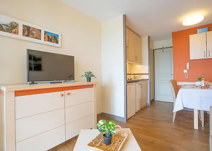 Le Village - E1 121 By Interhome *