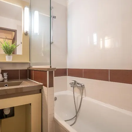 Apartamento Le Village - E1 121 By Interhome Saint-Raphaël